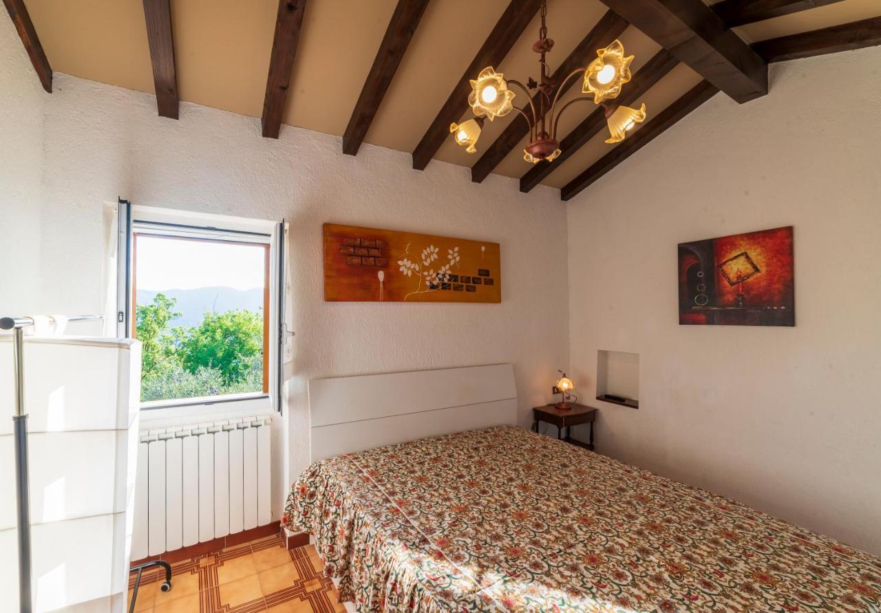Casetta Maduneta Immersa In Un Oliveto Dolceacqua Bagian luar foto